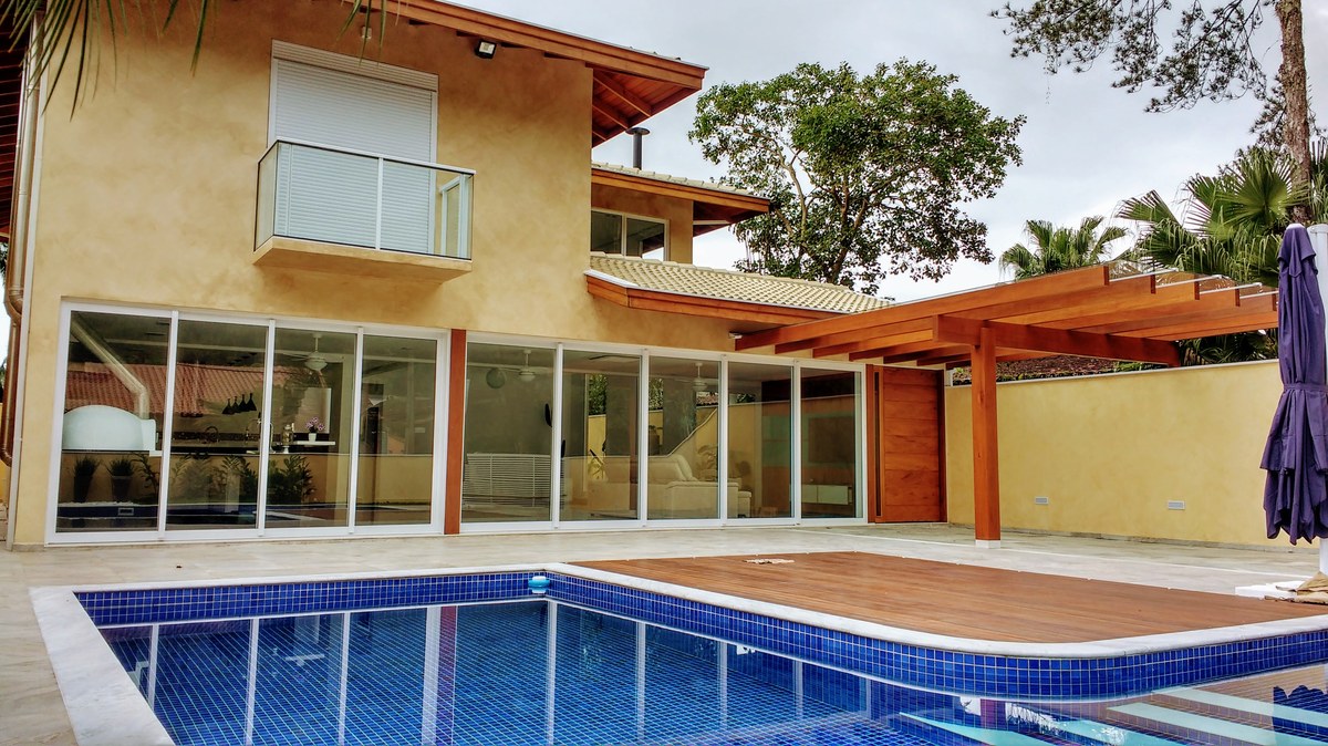 Esquadrias de alumínio e vidro em residência com piscina