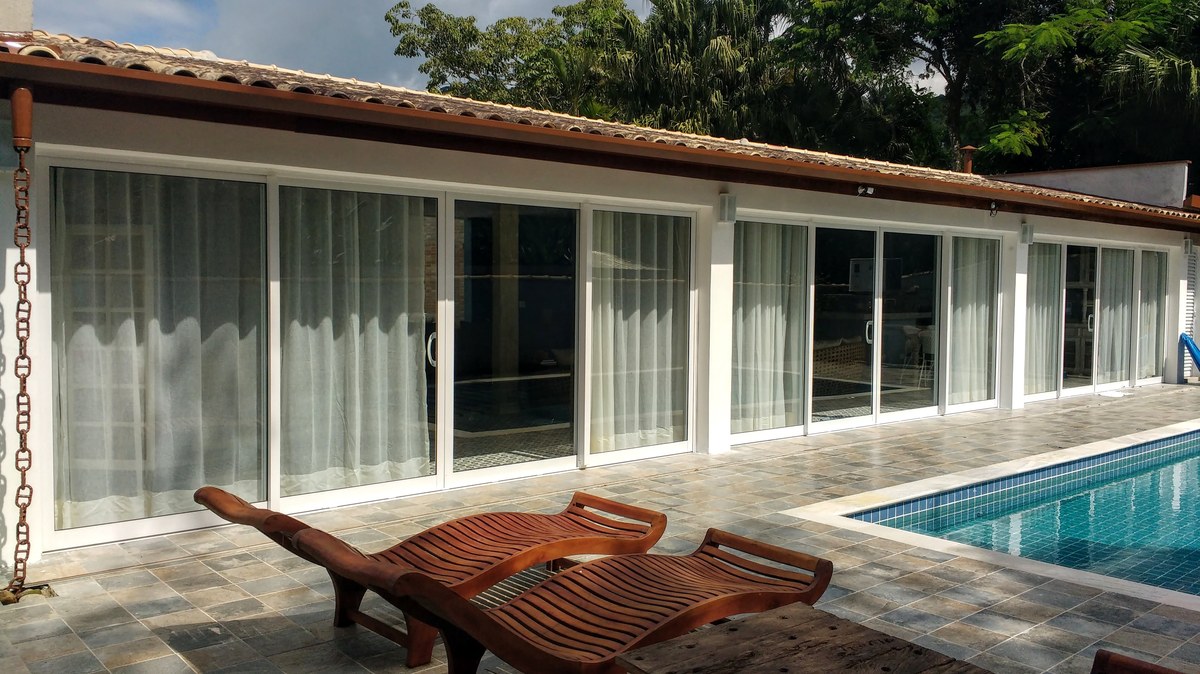 Esquadrias de alumínio branco com jardim externo