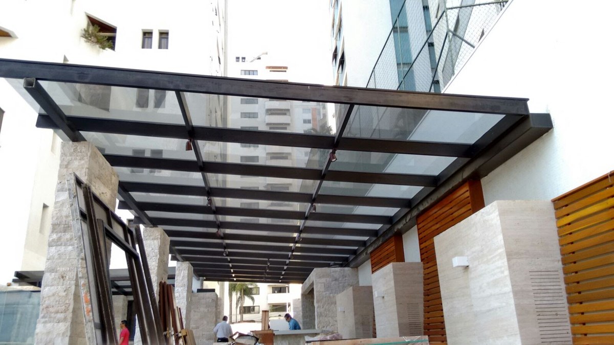 Cobertura estrutural em vidro e alumínio — obra comercial