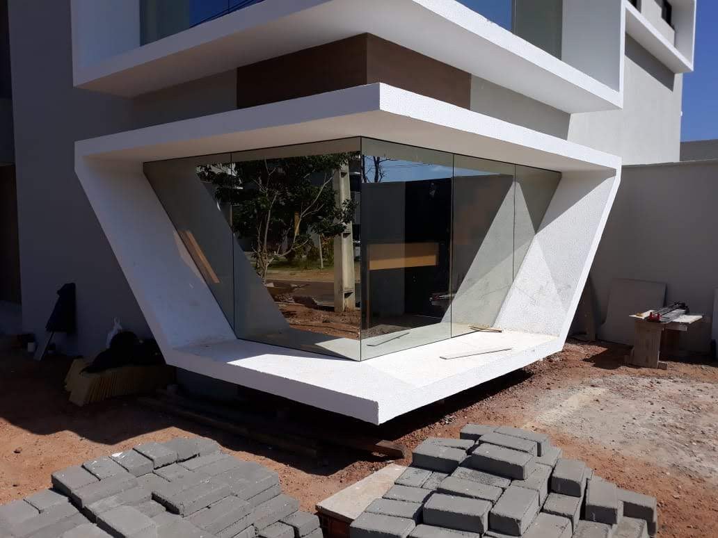 Vidro espelhado angular em fachada de alto padrão — LC Alumiglass